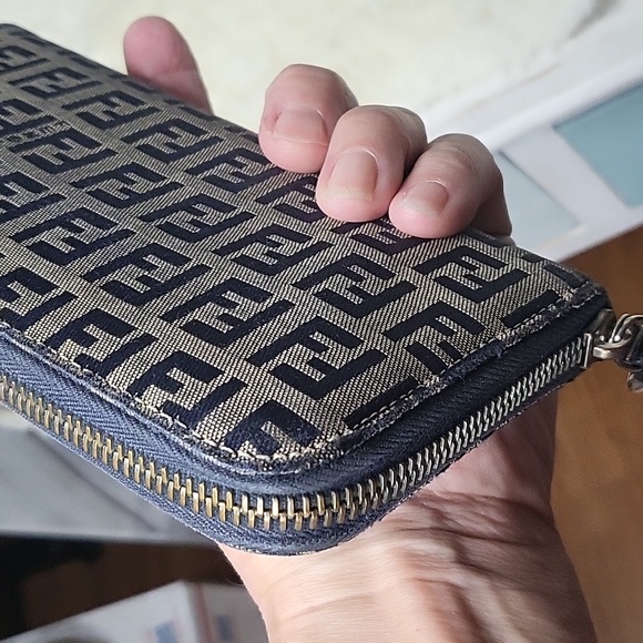 Fendi Zip Around Wallet Authentic - Picture 6 of 12